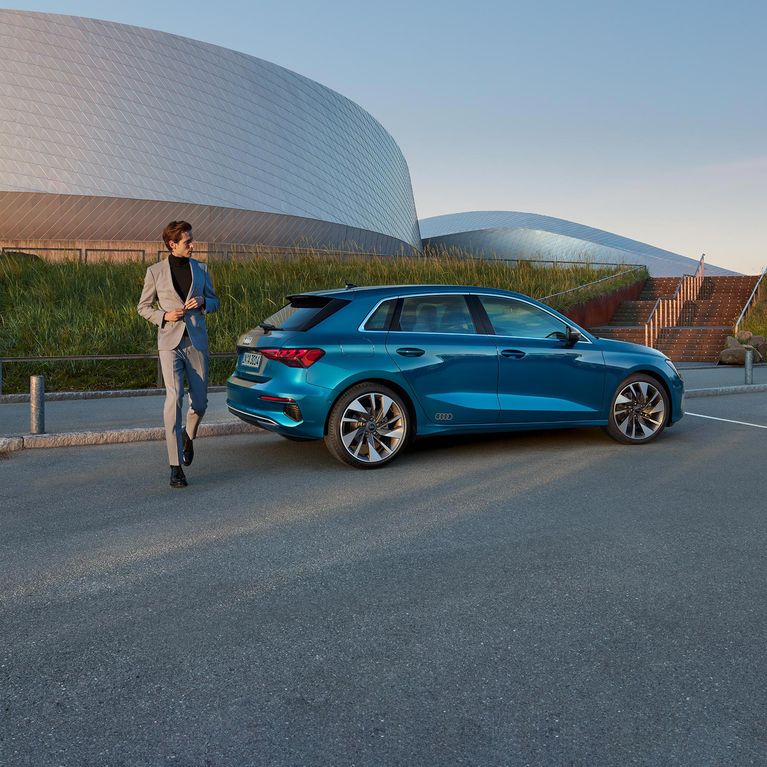 Der neue Audi A3 Sportback in einer Seitenansicht am Strand