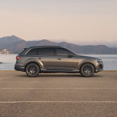 Foto lateral del Audi SQ7 SUV. 